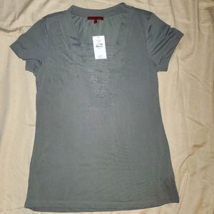 NWT Red by Buckle, Gray, Small, front cutout Tee